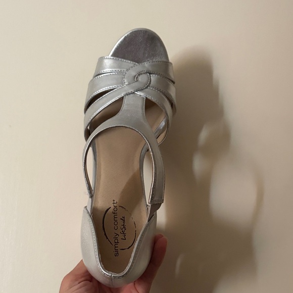 Life stride Women's Silver Sandals 8.5M GUC HOLIDAY PARTY heels NYE - Picture 4 of 16